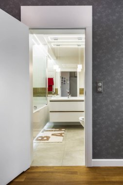 Modern banyo için açık kapı