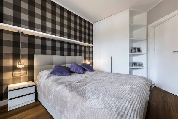 Modernes Schlafzimmer mit Karomuster — Stockfoto