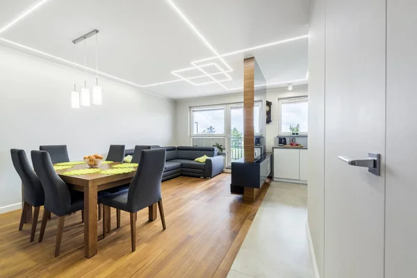 Salon moderne dans un appartement élégant — Photo