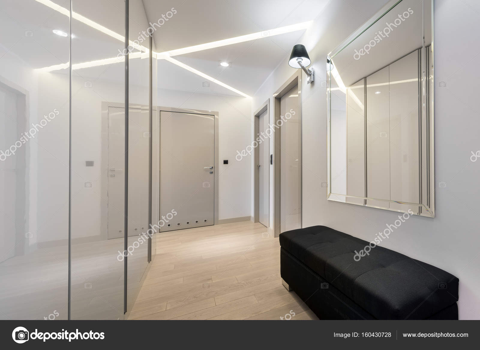 Flur mit Holzboden — Stockfoto © jacek_kadaj #160430728