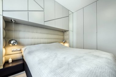 Queen size yataklarından gri odasında