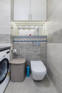 Modern banyoda tuvalet. 