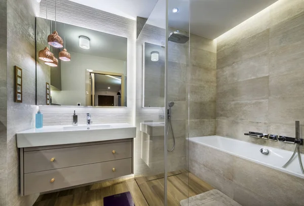 Baño moderno con suelo de madera — Foto de Stock