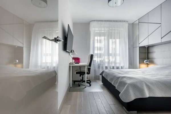 Сучасна спальня з робочим простором — стокове фото
