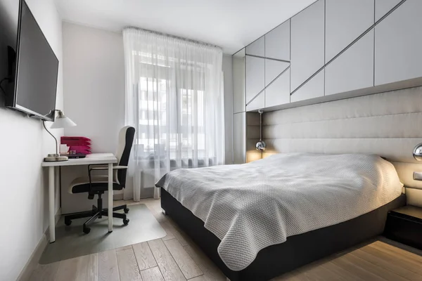 Chambre moderne avec espace de travail — Photo