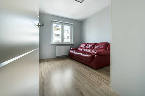 Красный диван в свободной комнате — стоковое фото