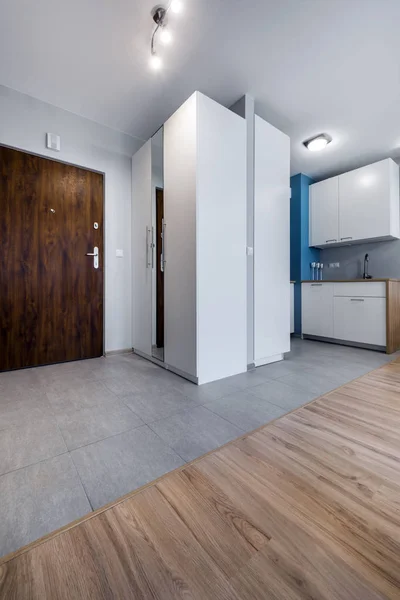 Eingang zu kleiner Wohnung in moderner Wohnung — Stockfoto