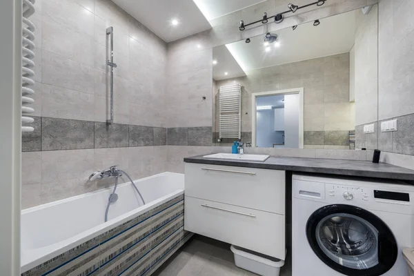 Parlak renkler modern banyo — Stockfoto