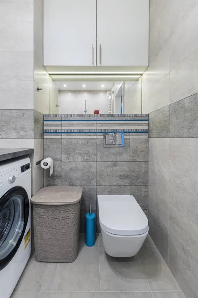 Modern banyoda tuvalet. 