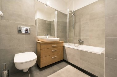 Modern banyo yerdeki taşlarla 