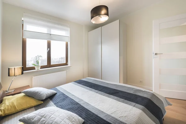 Moderne slaapkamer in beige afwerking — Stockfoto