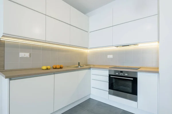 Design de interiores de cozinha moderna na cor branca — Fotografia de Stock