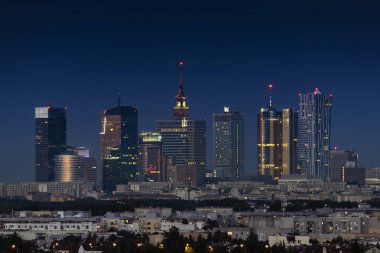 gece Varşova şehir panoraması