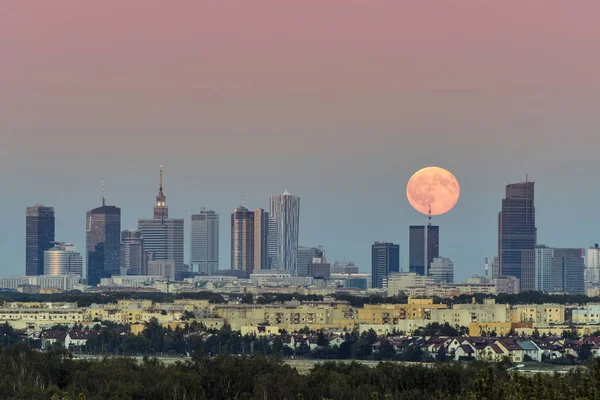 Księżyc nad miastem Warszawa, Polska — Zdjęcie stockowe