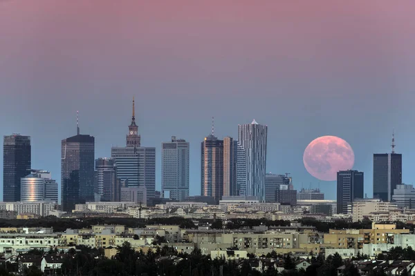 Rising moon over Warsaw city, Poland — Stock Photo, Image