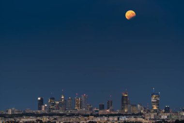 Full moon in Varşova üzerinde kısmi güneş tutulması 