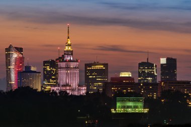 Varşova şehir merkezinde gece görünümü
