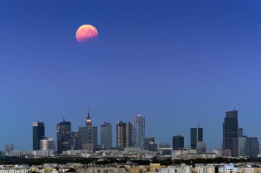 Full moon in Varşova üzerinde kısmi güneş tutulması 