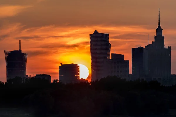 Burning sky podczas zachodu słońca nad Warszawą — Zdjęcie stockowe