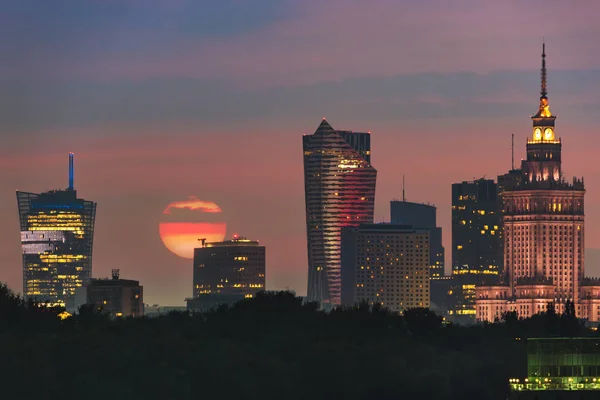 Słońce nad Warszawa miasto — Zdjęcie stockowe