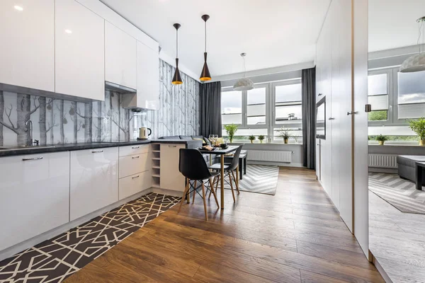 Modernes kleines Zimmer mit Küche — Stockfoto
