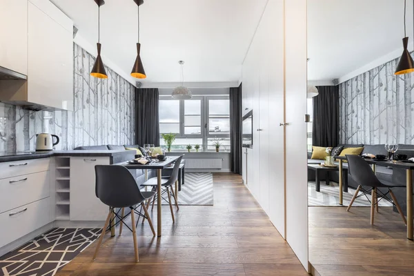 Modernes kleines Zimmer mit Küche — Stockfoto