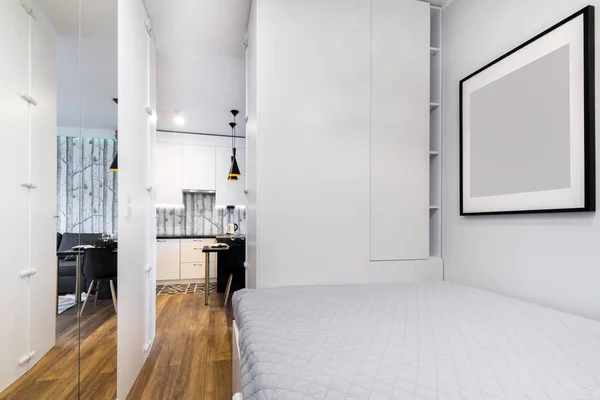 Небольшой современный дизайн интерьера спальни — стоковое фото