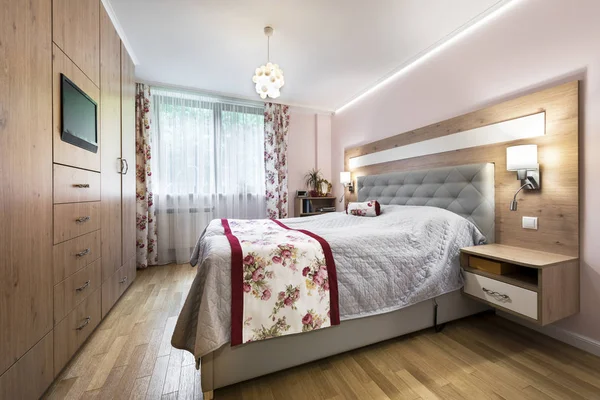 Стильный дизайн интерьера спальни — стоковое фото