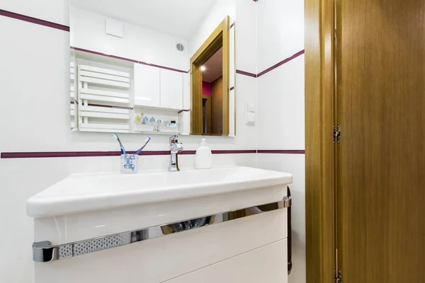 Luxueuze, stijlvolle badkamer — Stockfoto