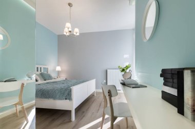 Ayna wal şık yatak odası