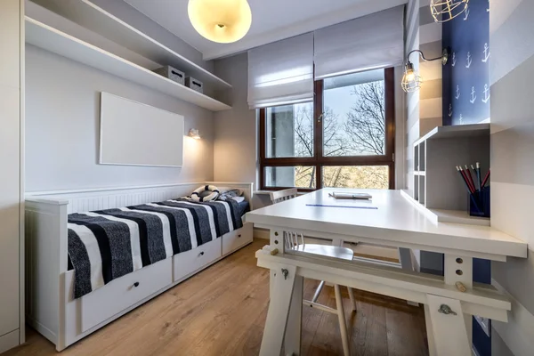 Moderne tiener kamer in maritieme stijl — Stockfoto