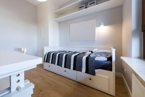 Moderne tiener kamer in maritieme stijl — Stockfoto