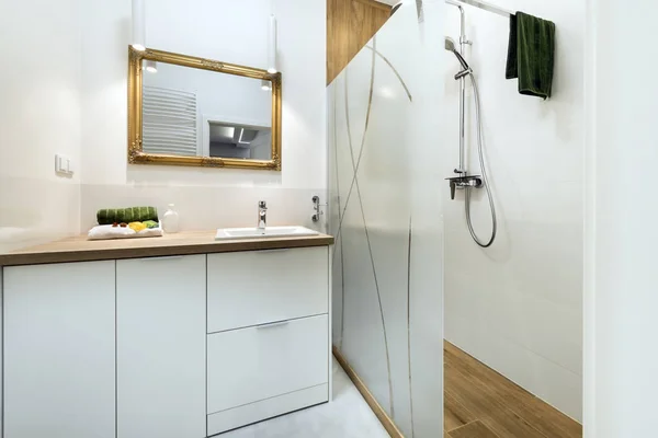 Современная ванная комната с деревянным полом — стоковое фото