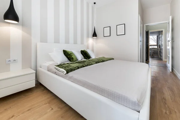 Современная спальня в белой отделке — стоковое фото