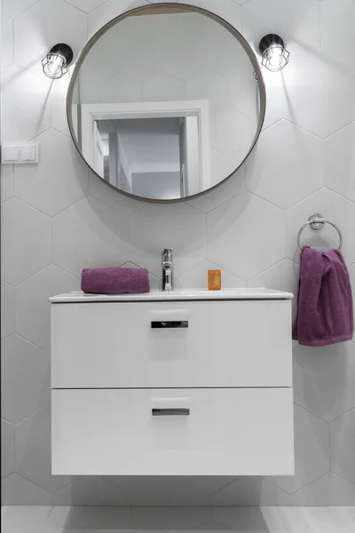 Modern bathroom with oval mirror — Stock Photo, Image