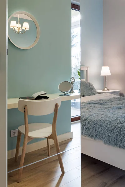 Elegante dormitorio con pared de espejo —  Fotos de Stock