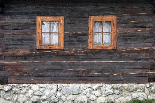 Houten, rustieke venster in oud huisje, Vlkolinec, Slowakije — Stockfoto