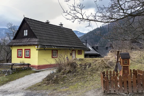 Case di legno nel villaggio Vlkolinec, Repubblica Slovacca — Foto Stock