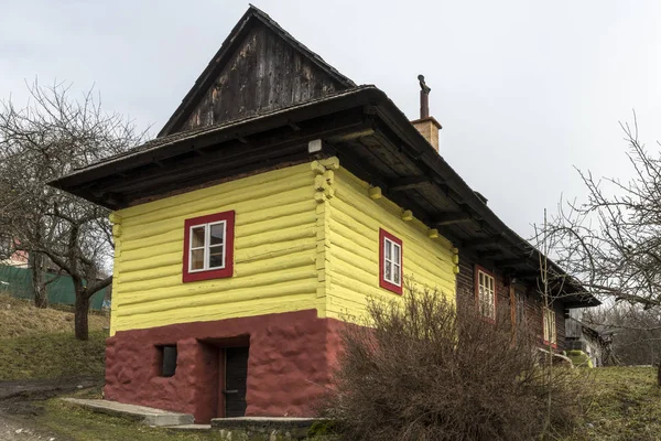 Casas de madera en el pueblo de Vlkolinec, República Eslovaca — Foto de Stock