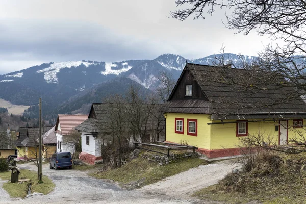 Trähus i Vlkolinec by, Slovakien — Stockfoto