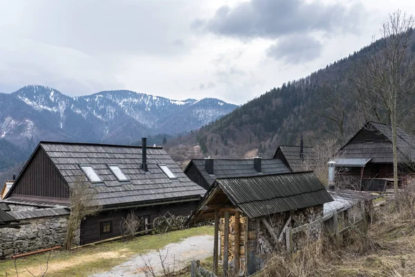 Houten huizen in Vlkolinec Tsjechische, Slowaakse Republiek — Stockfoto