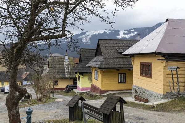 Case di legno nel villaggio Vlkolinec, Repubblica Slovacca — Foto Stock