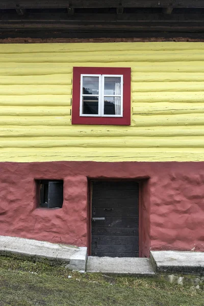 Okna drewniane, rustykalne w stare chaty, Vlkolínec, Słowacja — Zdjęcie stockowe