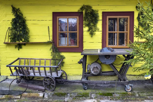 Okna drewniane, rustykalne w stare chaty, Vlkolínec, Słowacja — Zdjęcie stockowe