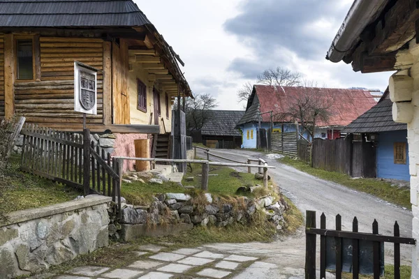 Casas de madera en el pueblo de Vlkolinec, República Eslovaca — Foto de Stock