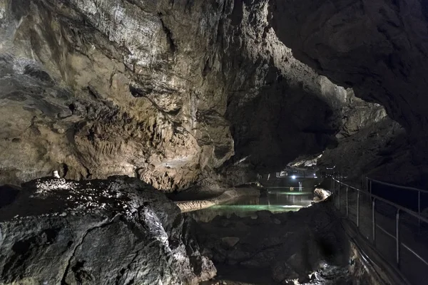 Podzemní jezero v Demänovská jeskyně svobody — Stock fotografie