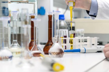 Tıbbi Laboratuar örnekleri inceleyerek damlalık ile el,