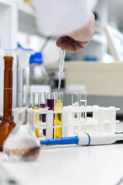 Manos con gotero examinando muestras en laboratorio médico , —  Fotos de Stock