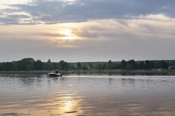 Günbatımı Narew Nehri üzerinde — Stok fotoğraf