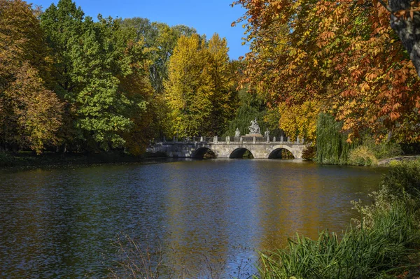 Monumento di Re Giovanni III Sobieski nel Parco Lazienki . — Foto Stock